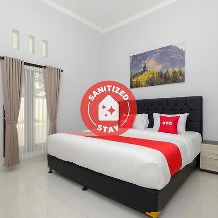 Hotel Oyo 3716 Dijobi Sempidi Esterno foto