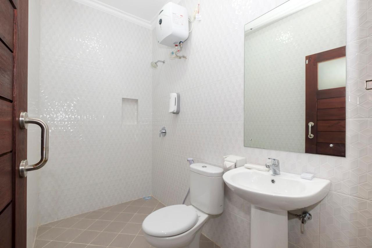 Hotel Oyo 3716 Dijobi Sempidi Esterno foto